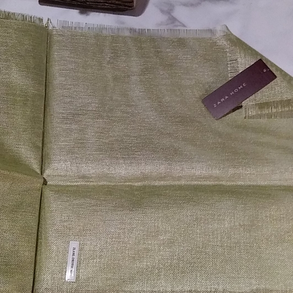 Shimmery Zara Table Runner - Picture 2 of 3